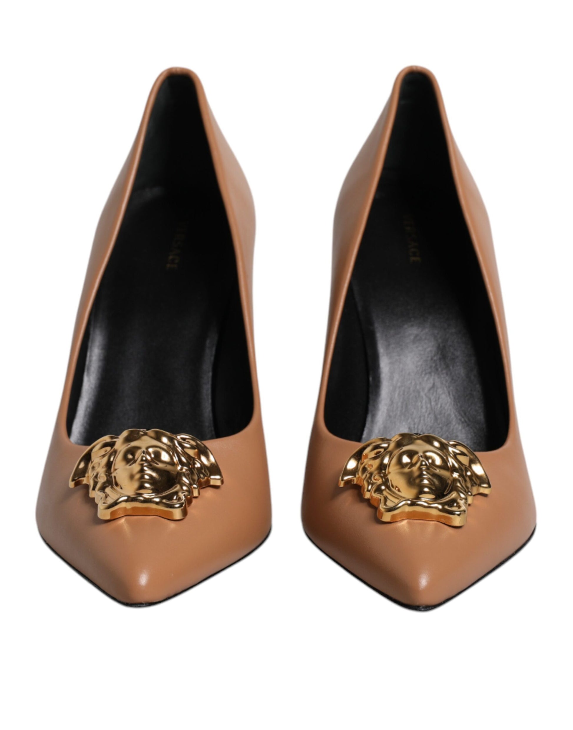 Braune Pumps mit Logo-Plakette aus Leder