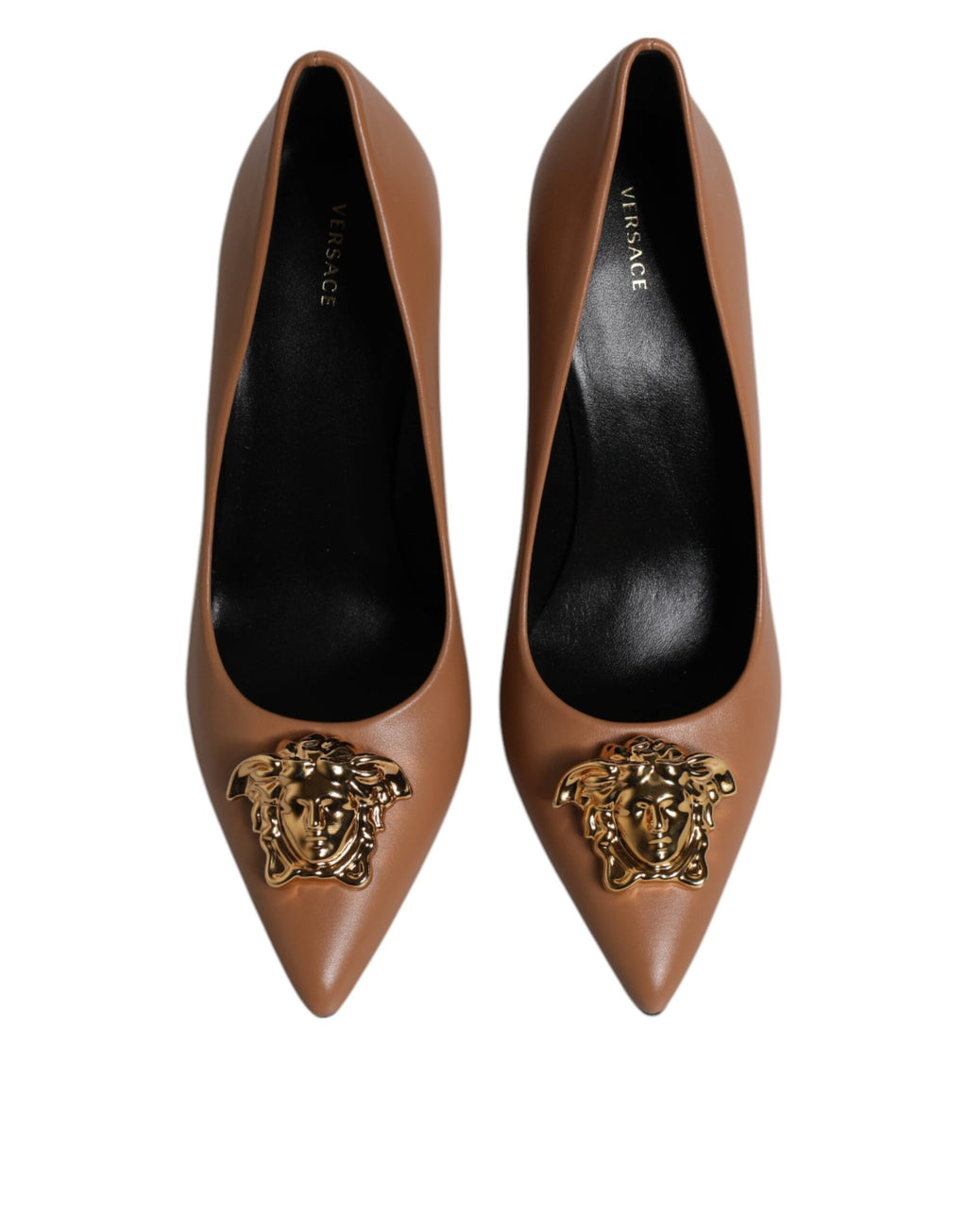 Braune Pumps mit Logo-Plakette aus Leder