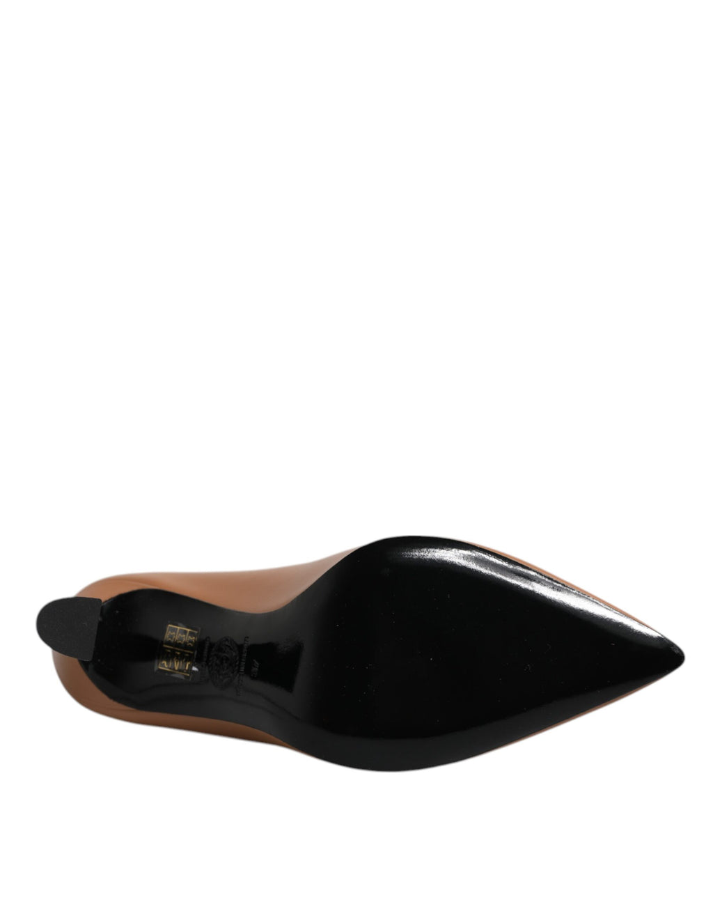 Braune Pumps mit Logo-Plakette aus Leder