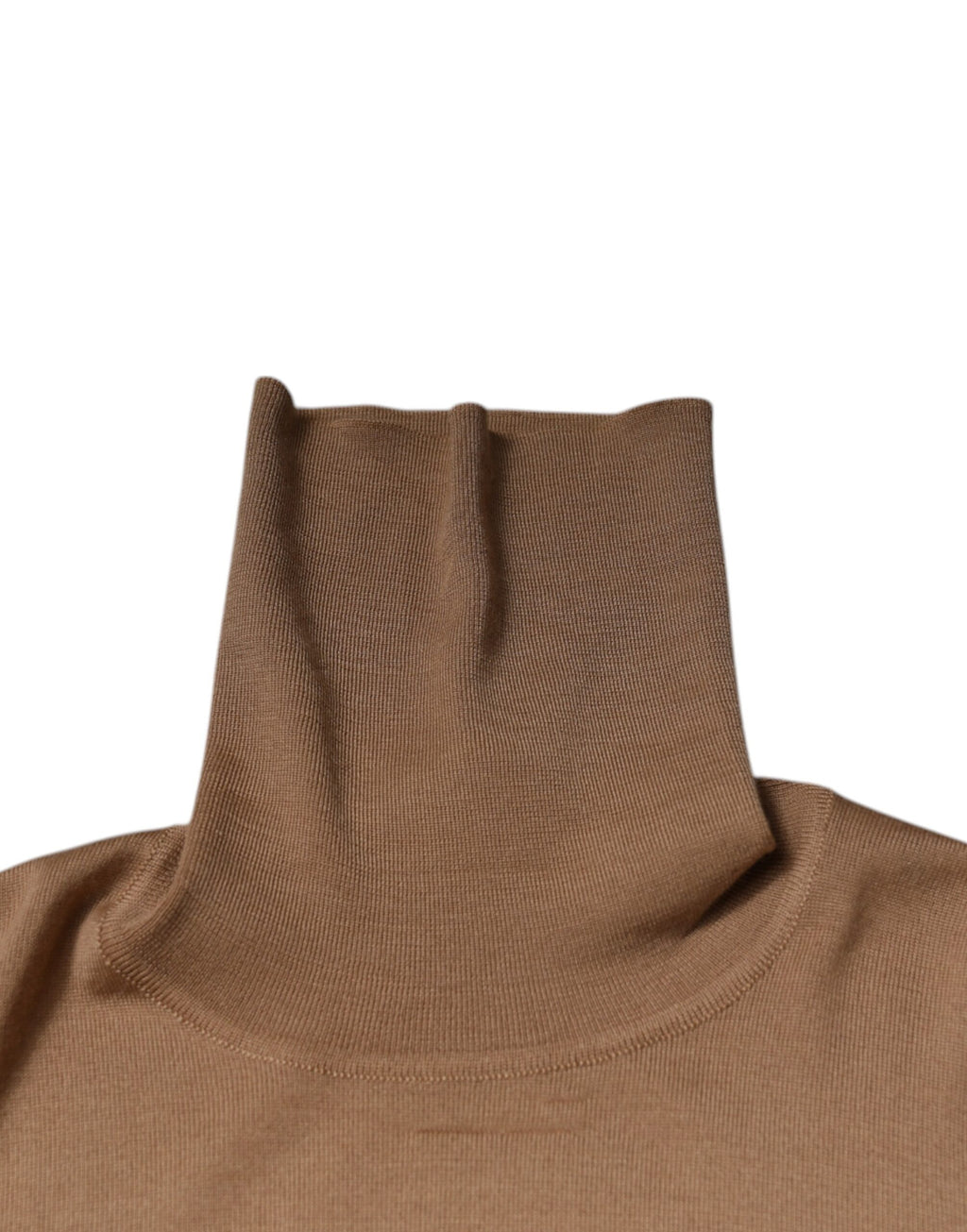 Brauner Rollkragenpullover mit langen Ärmeln