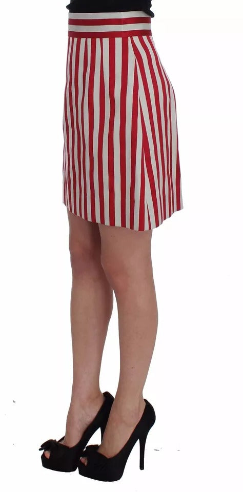 Silberrot gestreifter Rock über dem Knie
