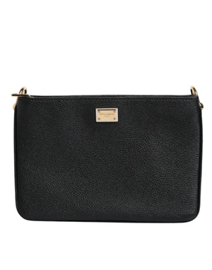 Clutch aus schwarzem genarbtem Leder mit Logo-Schild