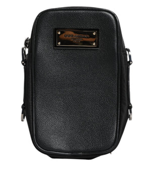 Clutch aus schwarzem genarbtem Leder mit Logo-Schild