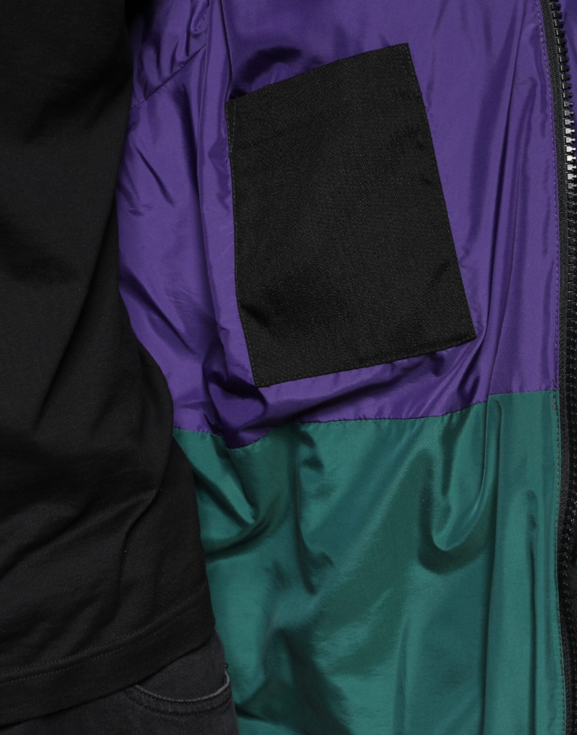 Schwarze Nylon-Pufferjacke für Herren mit durchgehendem Reißverschluss