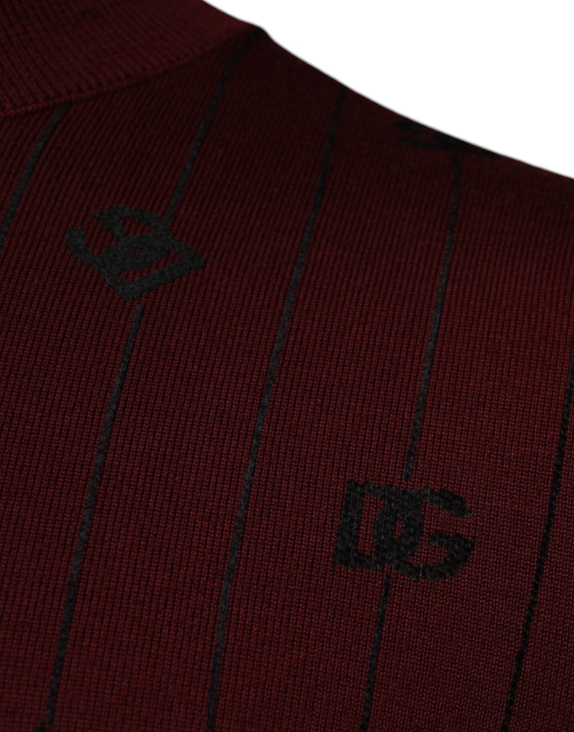 Kastanienbrauner Rollkragenpullover mit Monogramm