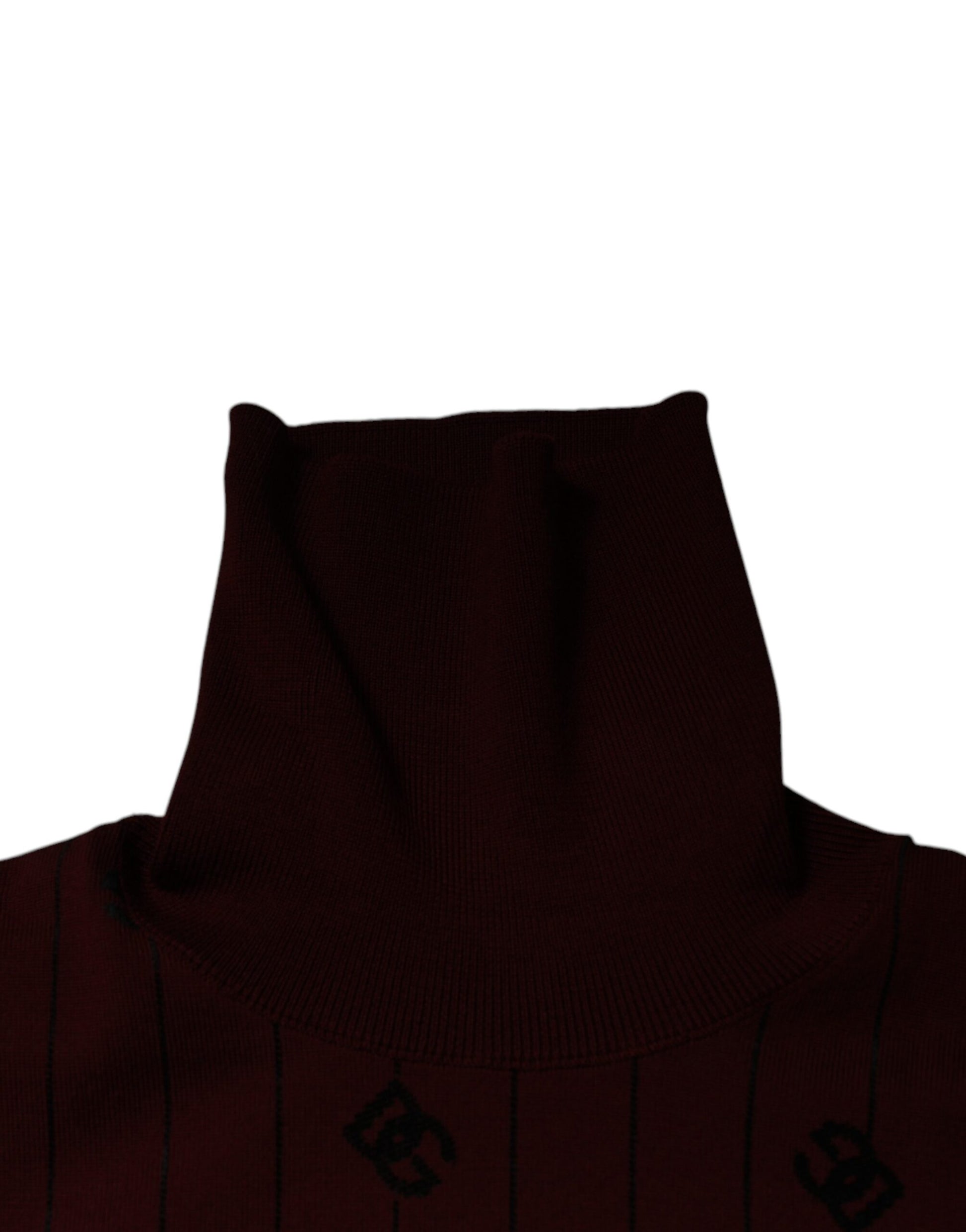 Kastanienbrauner Rollkragenpullover mit Monogramm