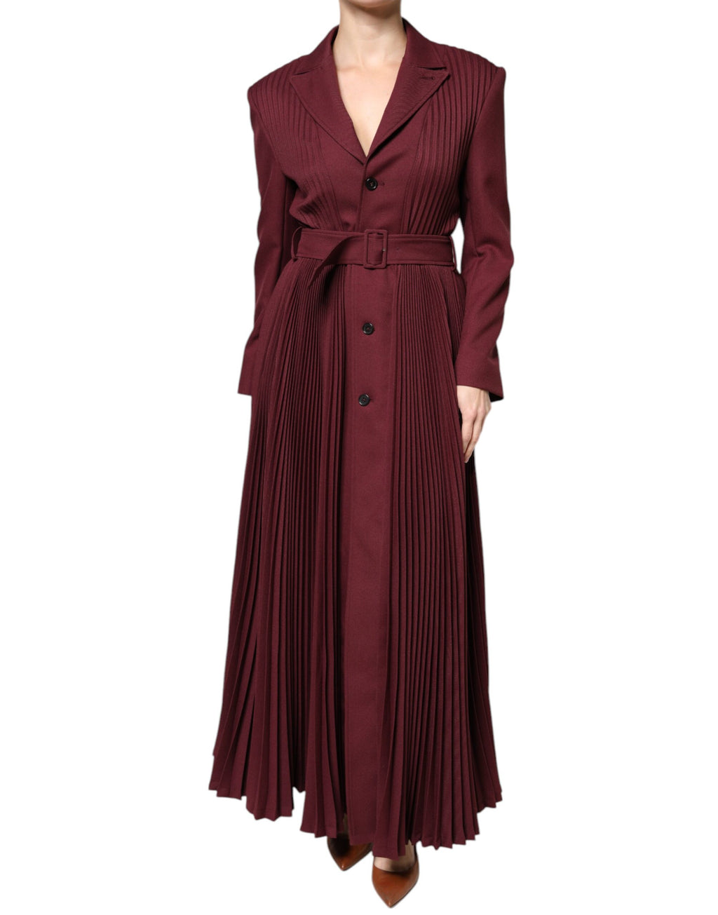 Kastanienbraunes Kleid mit Gürtel und Knopfleiste