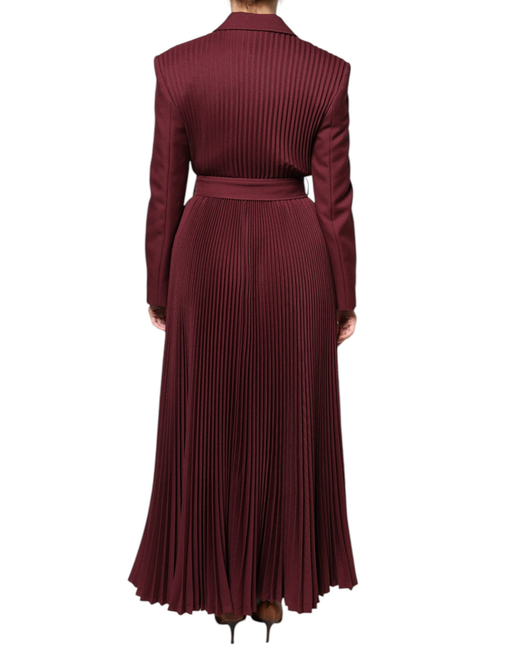 Kastanienbraunes Kleid mit Gürtel und Knopfleiste