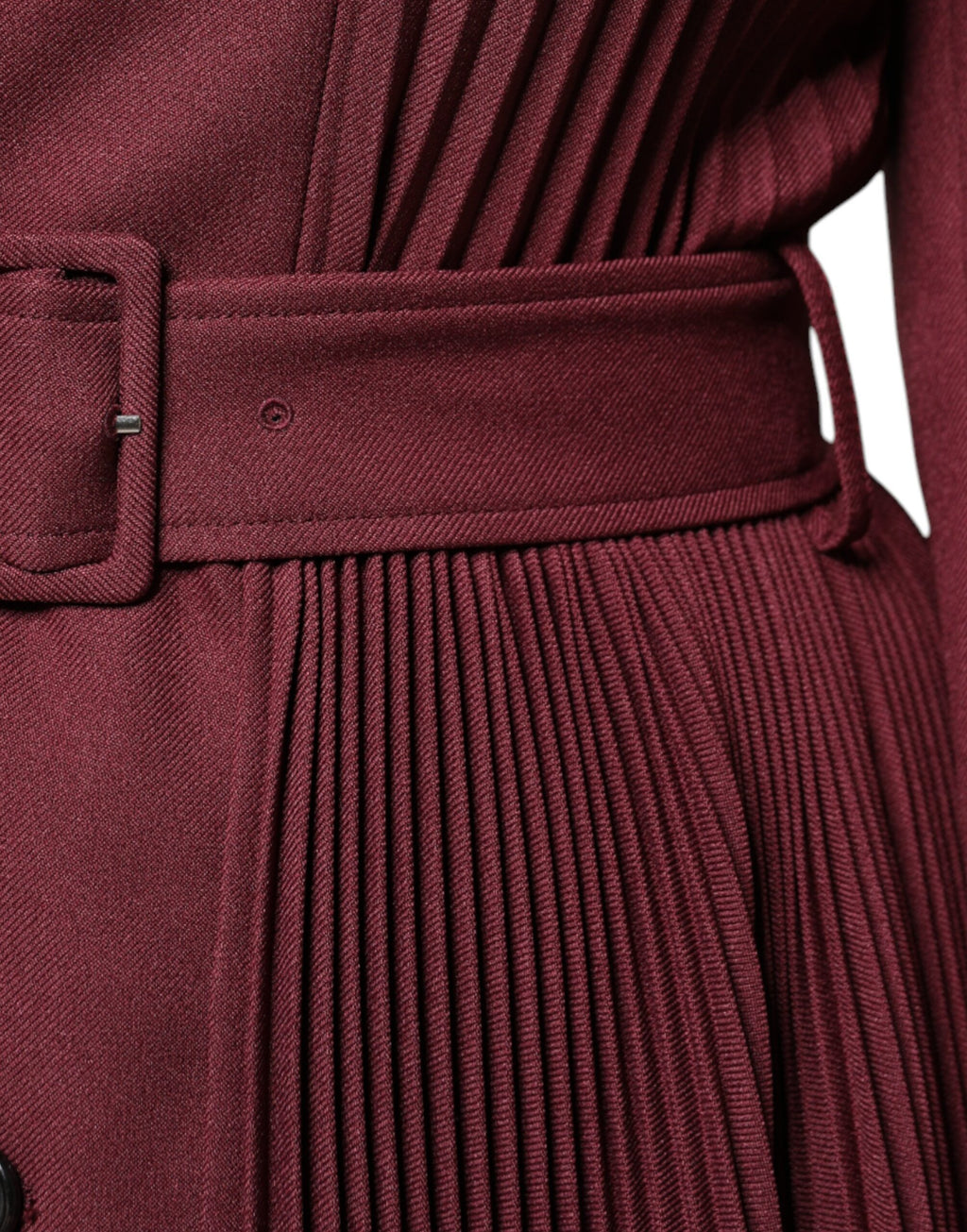 Kastanienbraunes Kleid mit Gürtel und Knopfleiste