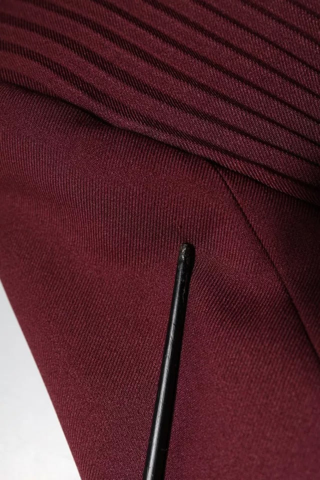 Kastanienbraunes Kleid mit Gürtel und Knopfleiste