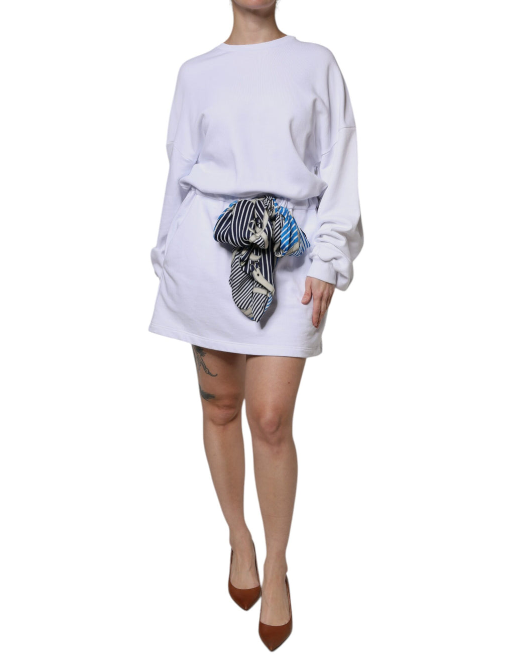 Weißes Minikleid aus Baumwolle mit langen Ärmeln und Rundhalsausschnitt und Gürtel