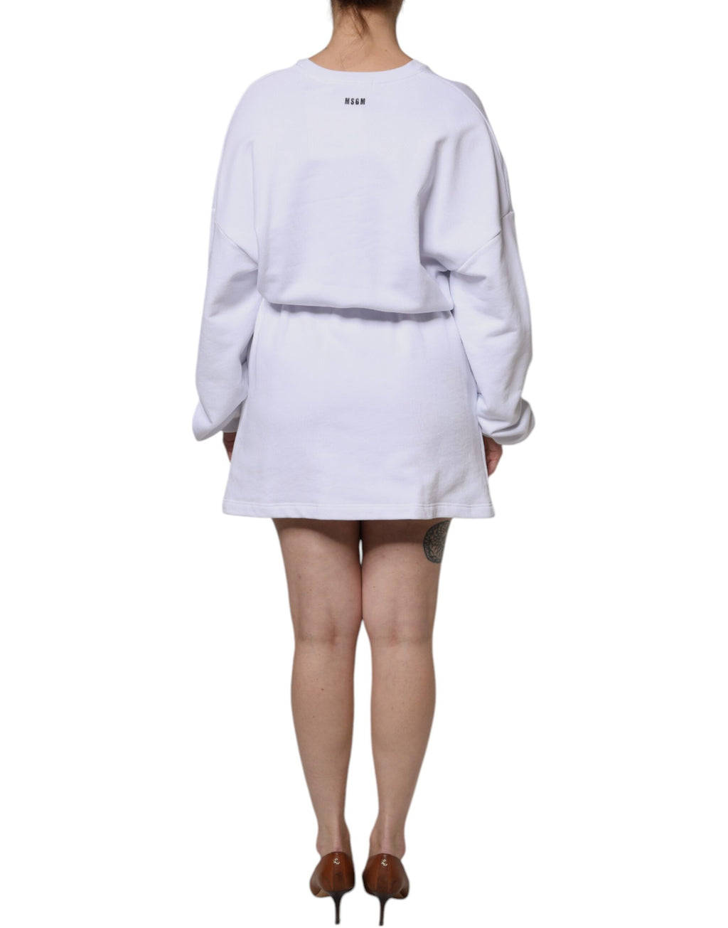 Weißes Minikleid aus Baumwolle mit langen Ärmeln und Rundhalsausschnitt und Gürtel