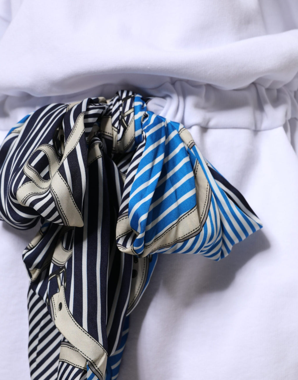 Weißes Minikleid aus Baumwolle mit langen Ärmeln und Rundhalsausschnitt und Gürtel