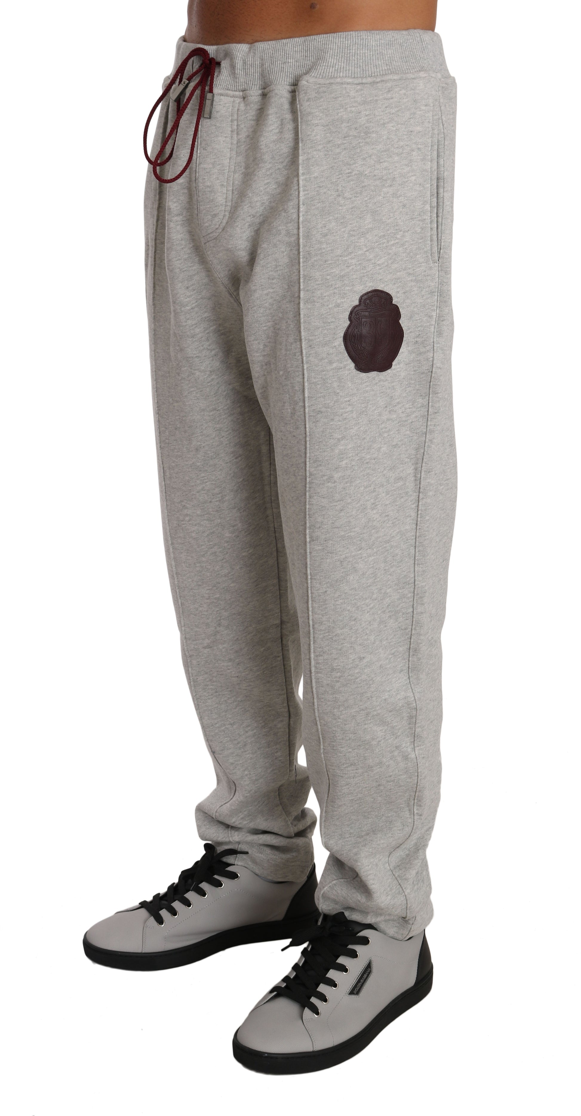 Grauer Trainingsanzug aus Baumwollpullover und -hose