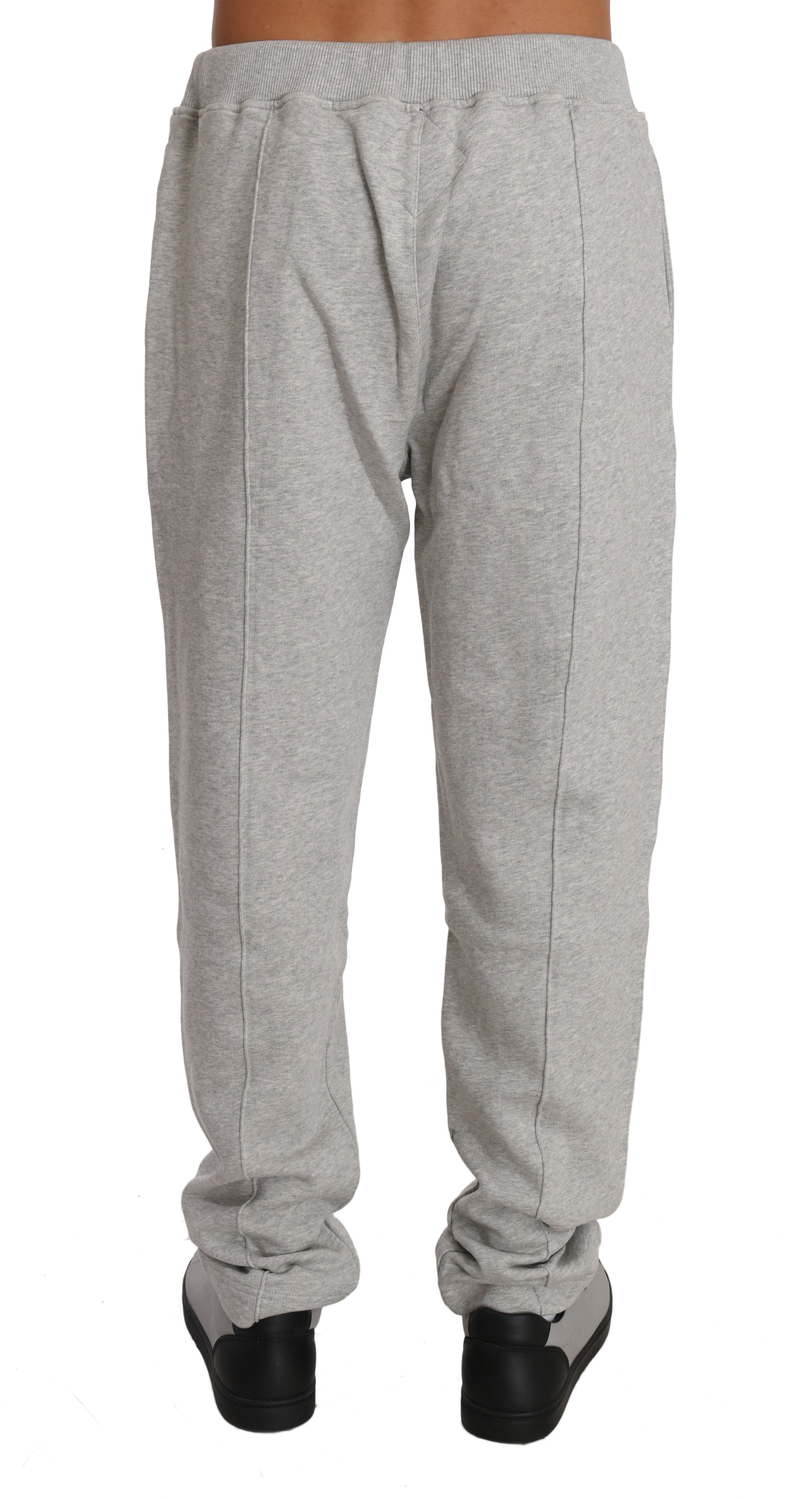 Grauer Trainingsanzug aus Baumwollpullover und -hose