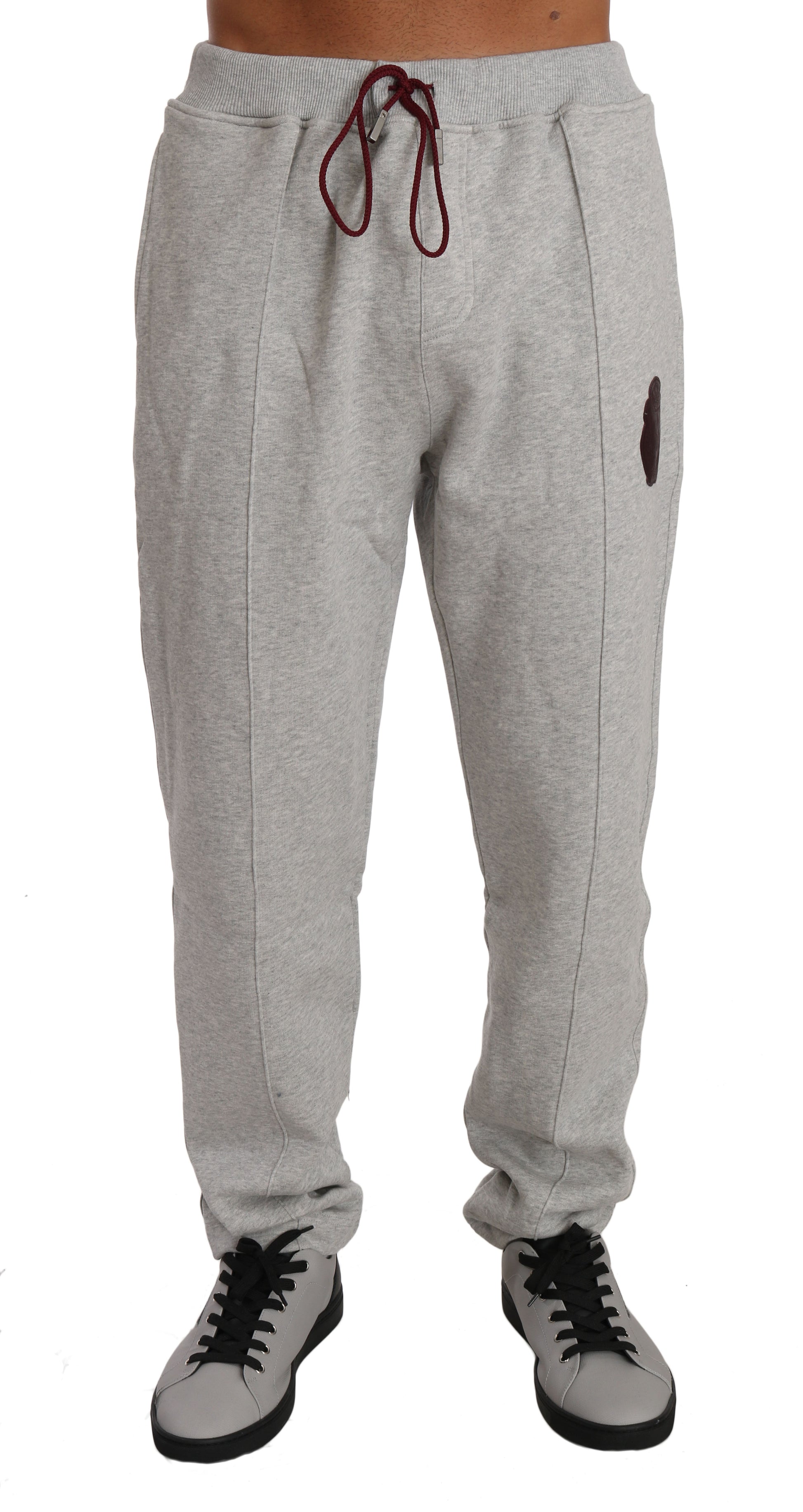 Grauer Trainingsanzug aus Baumwollpullover und -hose