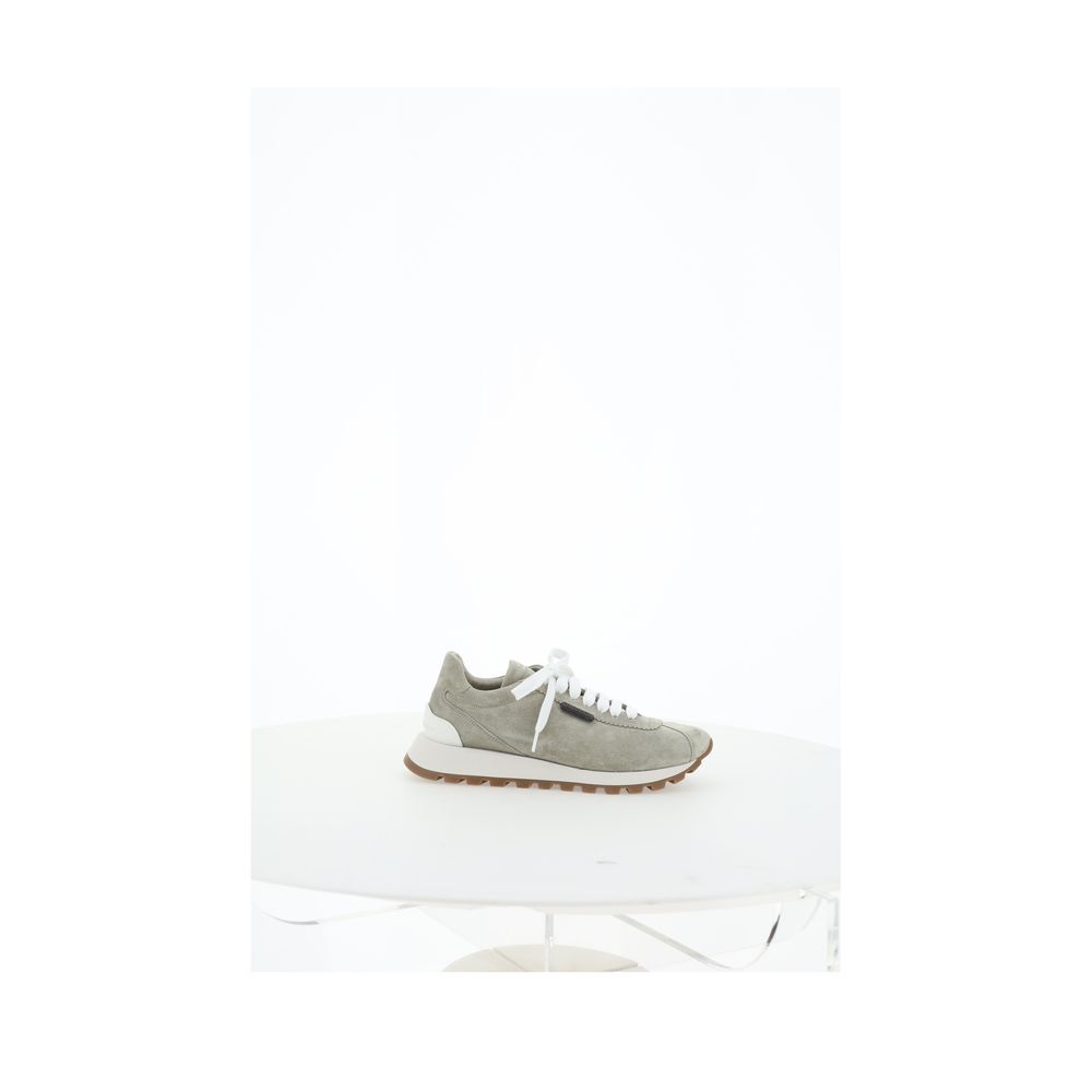 Sneaker mit ikonischen Verzierungen