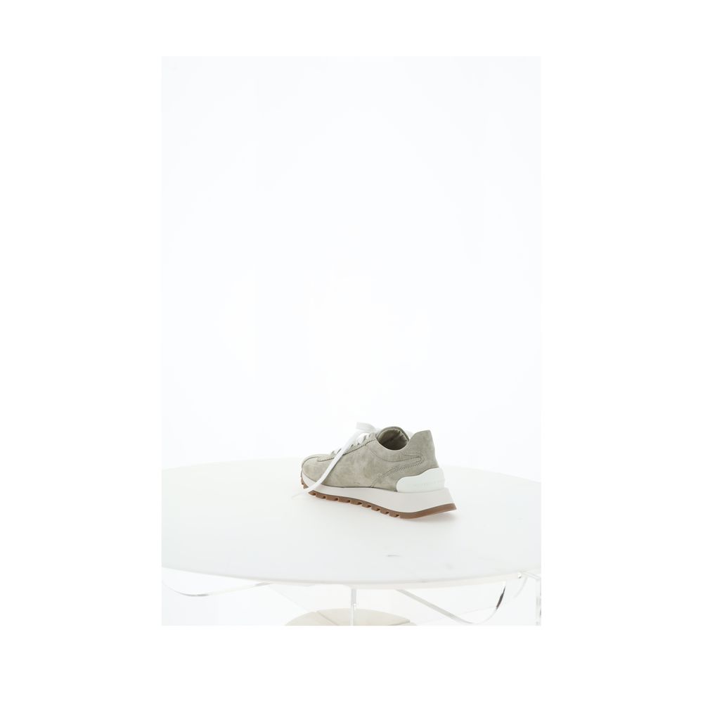Sneaker mit ikonischen Verzierungen