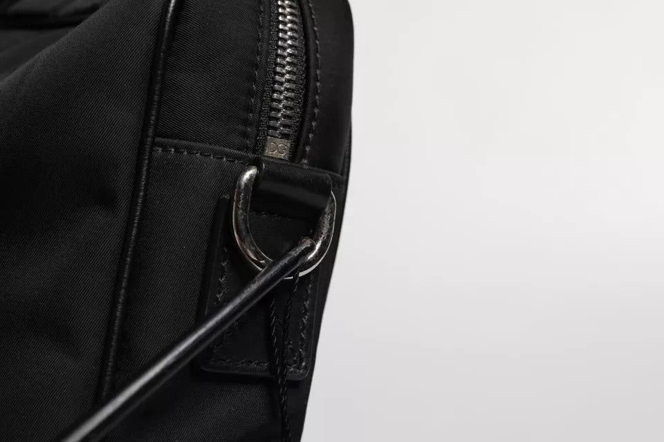 Schwarze Messenger Bag mit Doppelgriff und Logo-Schild
