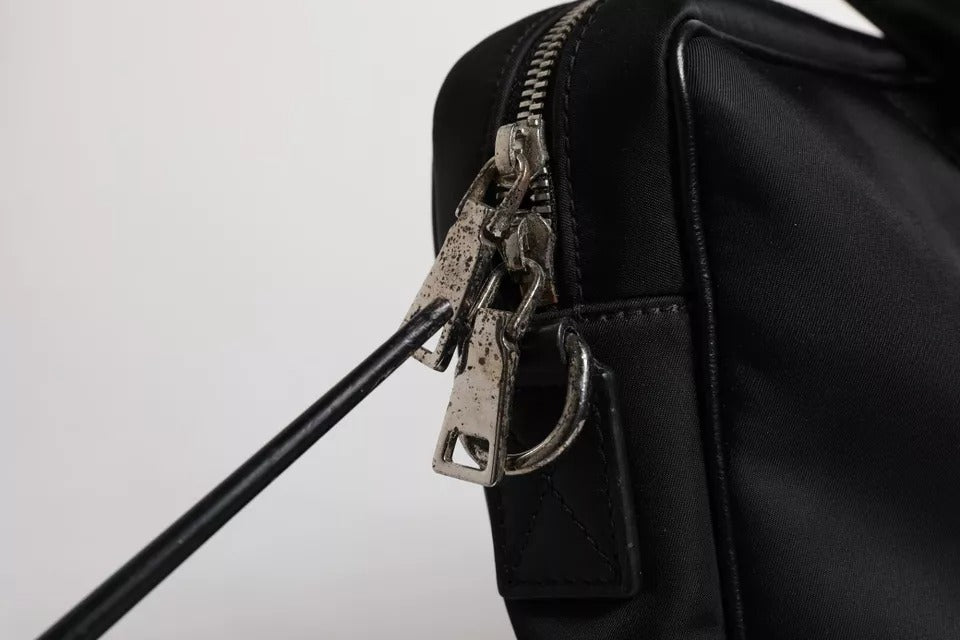 Schwarze Messenger Bag mit Doppelgriff und Logo-Schild