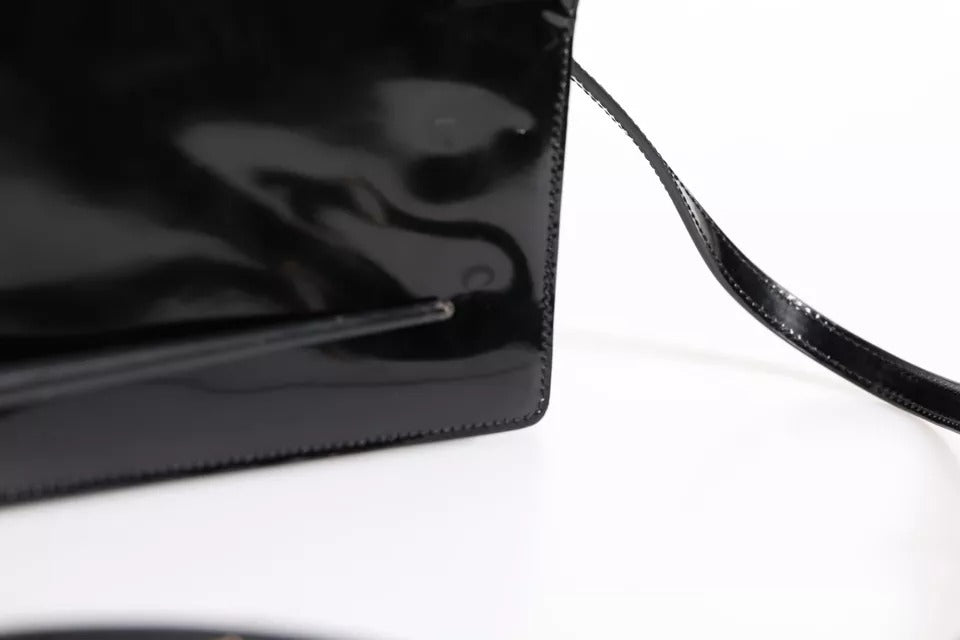Schwarze Umhängetasche aus Lackleder mit Logo-Schild