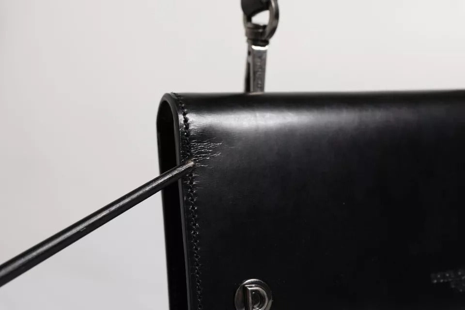 Schwarze Umhängetasche aus Leder mit Logoprägung