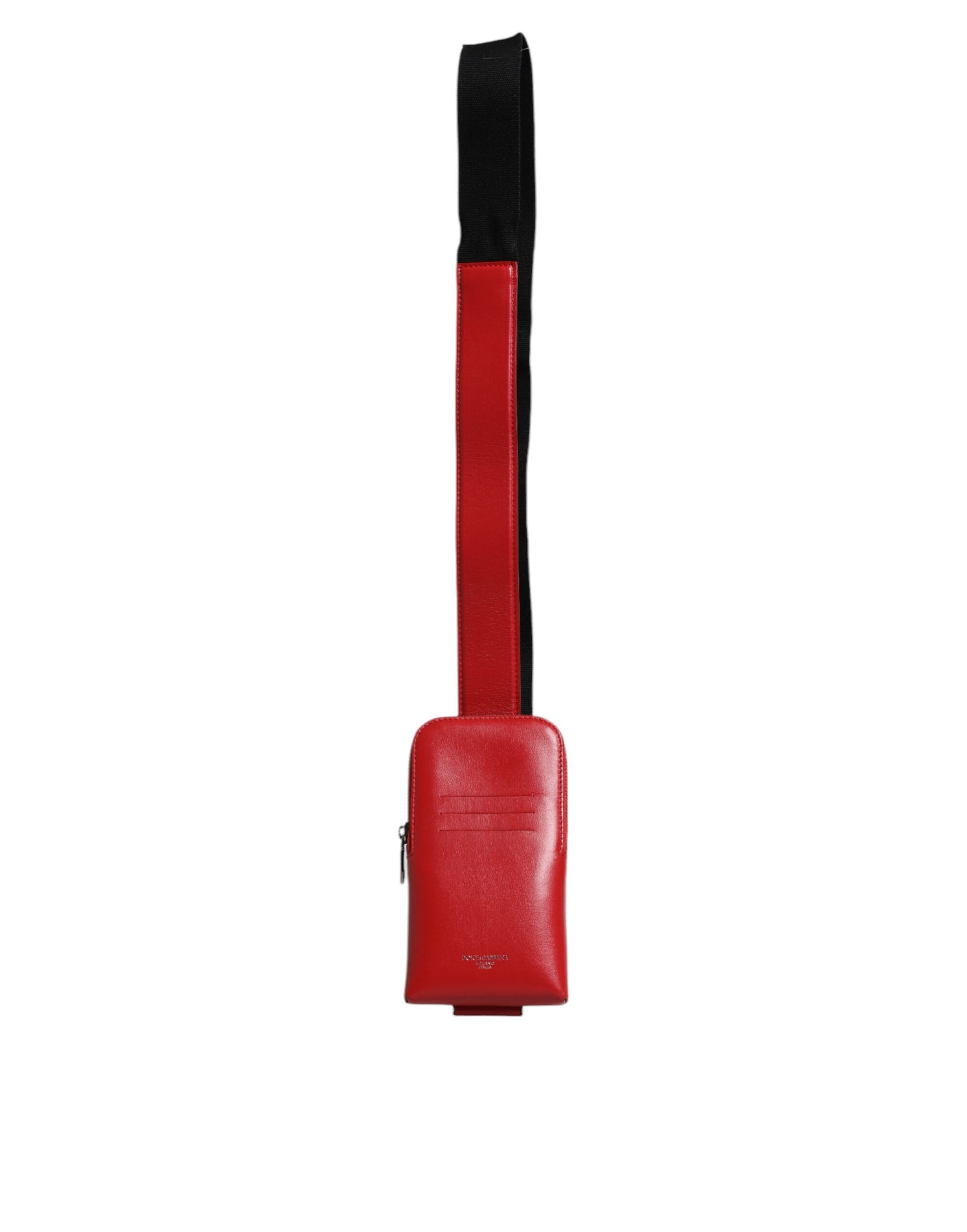 Rotes Kartenetui aus Leder mit Logo und Rundum-Reißverschluss, breites Riemen