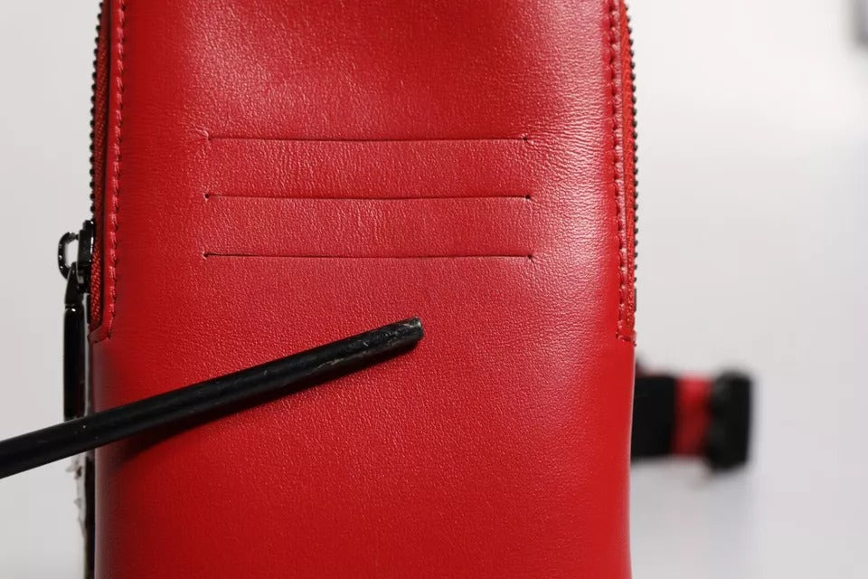 Rotes Kartenetui aus Leder mit Logo und Rundum-Reißverschluss, breites Riemen