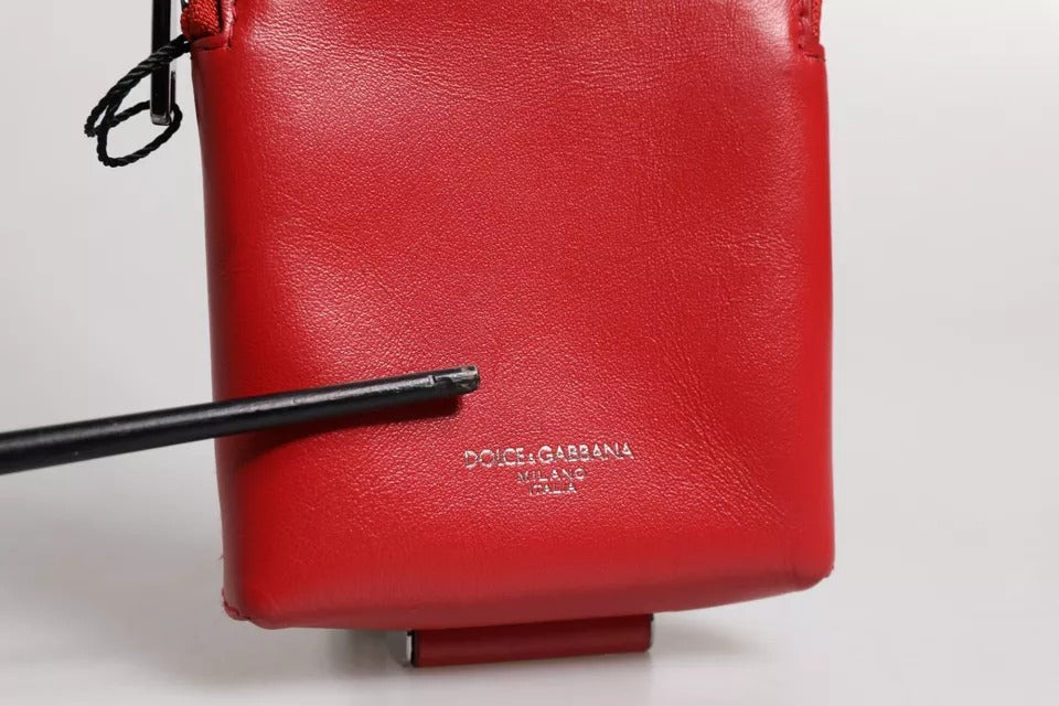 Rotes Kartenetui aus Leder mit Logo und Rundum-Reißverschluss, breites Riemen