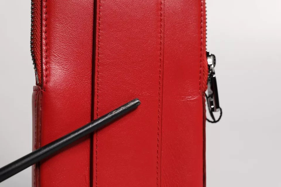 Rotes Kartenetui aus Leder mit Logo und Rundum-Reißverschluss, breites Riemen