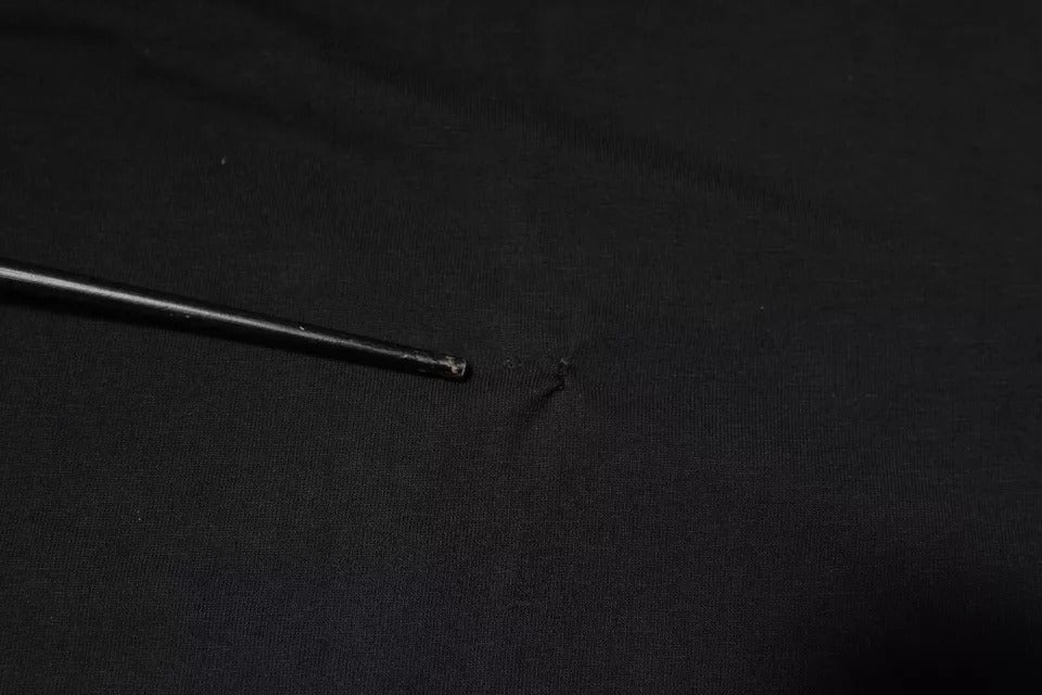 Schwarzes T-Shirt aus Baumwolle mit Rundhalsausschnitt und kurzen Ärmeln
