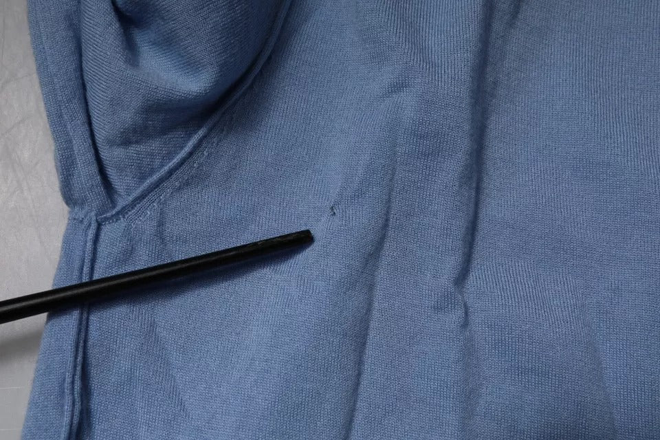 Hellblauer Rollkragenpullover aus Seide