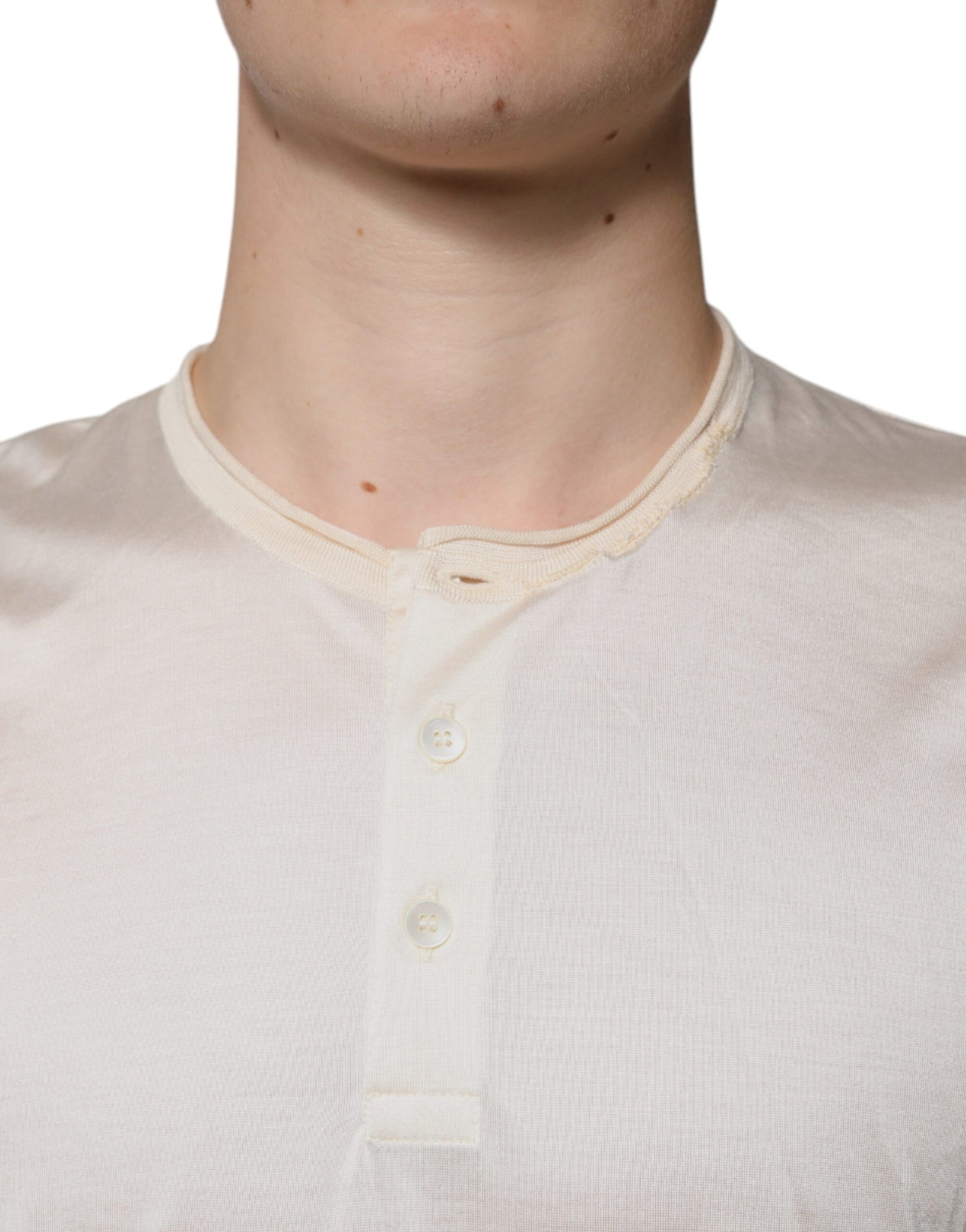Henley-T-Shirt aus Seide mit Rundhalsausschnitt in Off-White