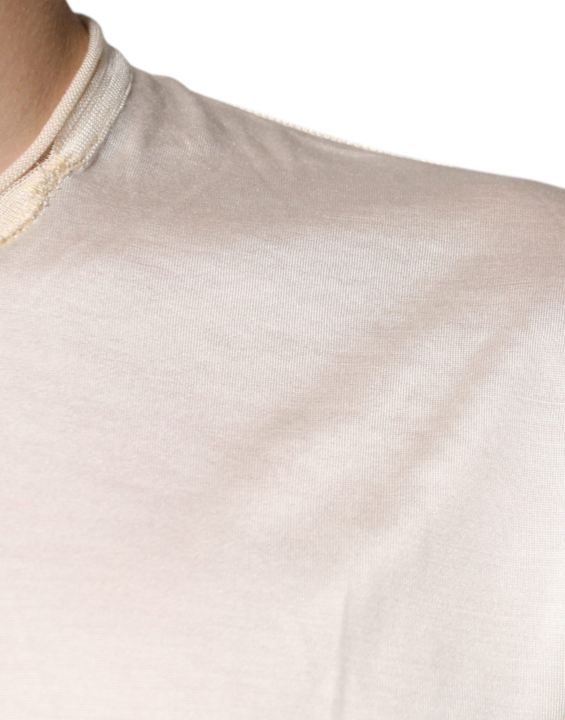 Henley-T-Shirt aus Seide mit Rundhalsausschnitt in Off-White