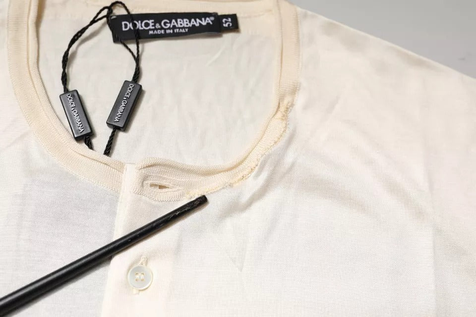 Henley-T-Shirt aus Seide mit Rundhalsausschnitt in Off-White