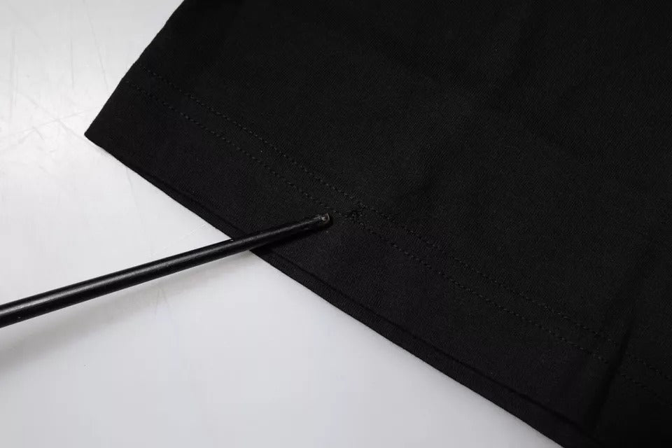 Schwarzes Baumwoll-T-Shirt mit kurzen Ärmeln und Logo-Print