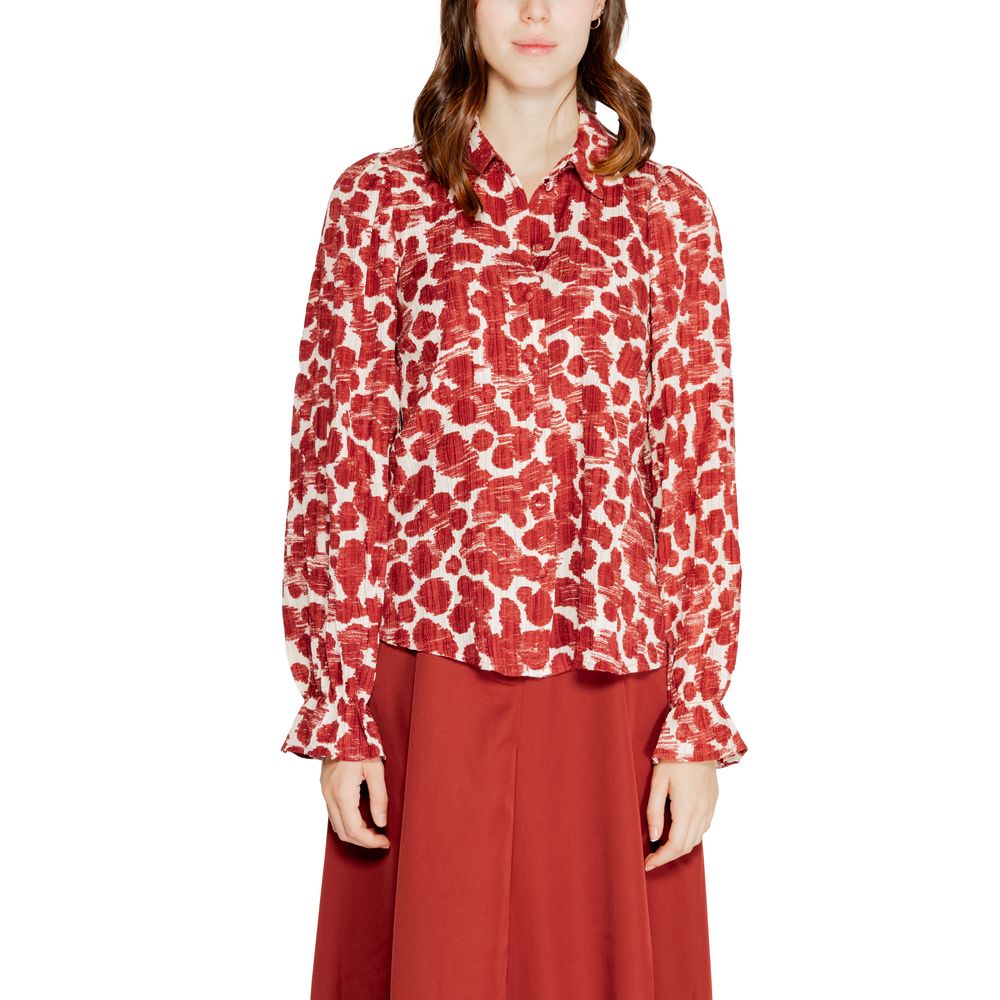 Rotes Polyesterhemd