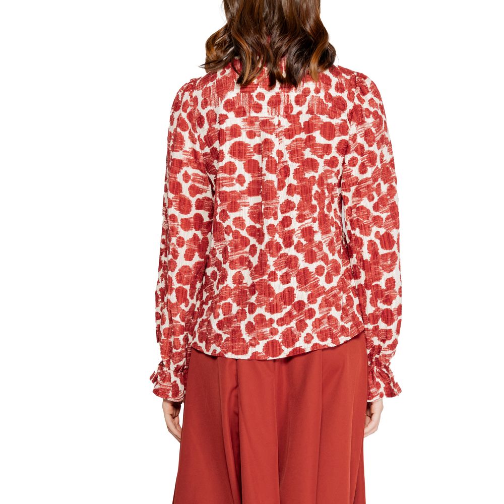 Rotes Polyesterhemd