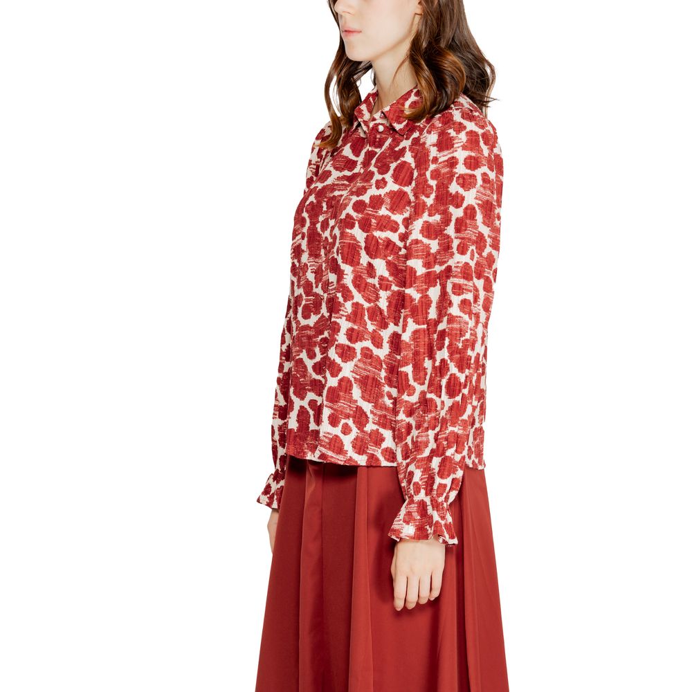 Rotes Polyesterhemd