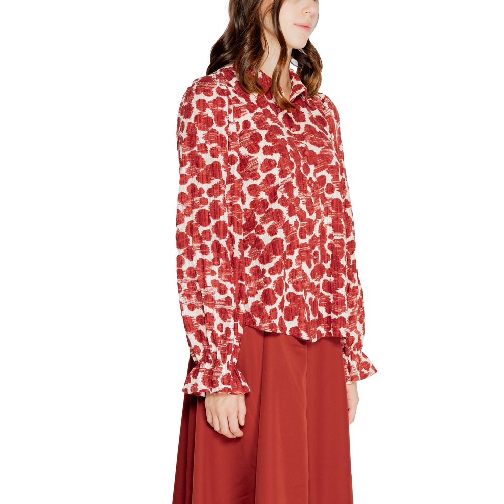 Rotes Polyesterhemd
