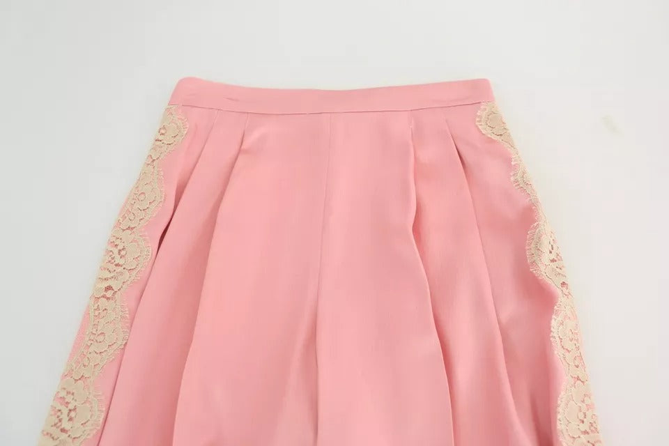 Rosa Hose aus Seidensatin mit weitem Bein und Spitzenbesatz