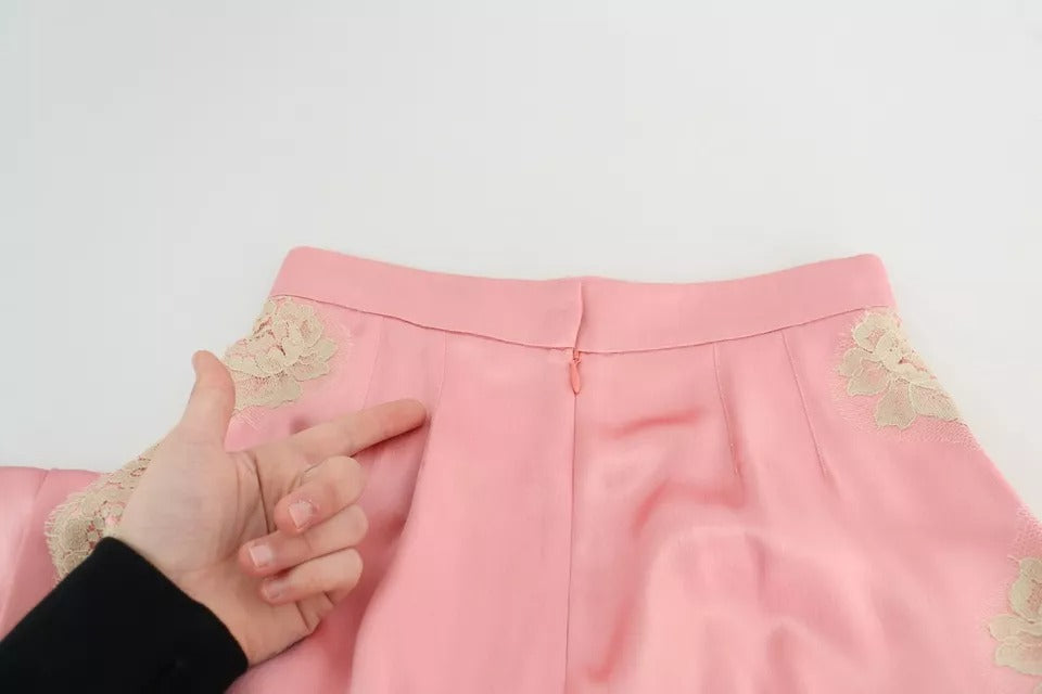 Rosa Hose aus Seidensatin mit weitem Bein und Spitzenbesatz