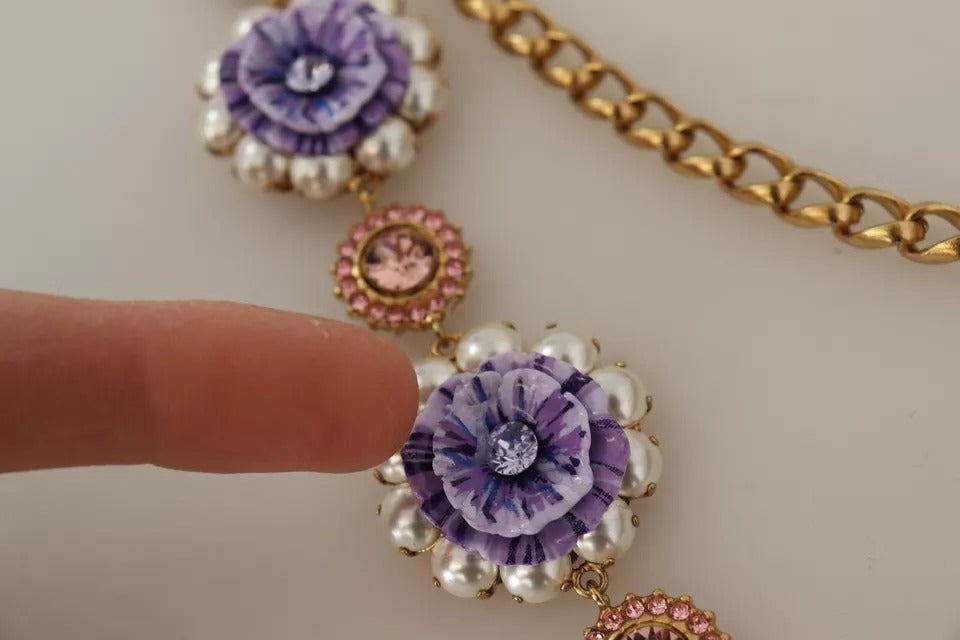Goldfarbene Halskette mit floralen Kristallen und lila Verzierung