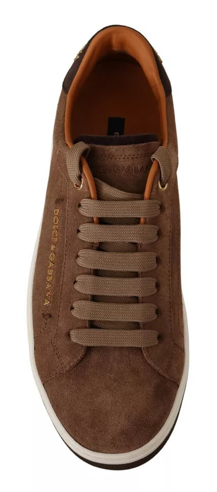 Braune Wildleder-Sneakers mit Logo