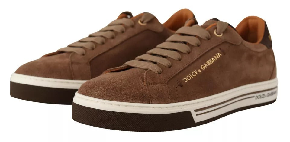 Braune Wildleder-Sneakers mit Logo