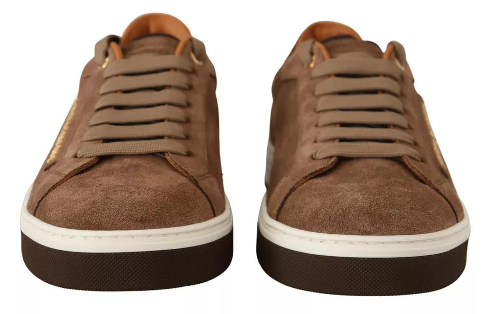 Braune Wildleder-Sneakers mit Logo