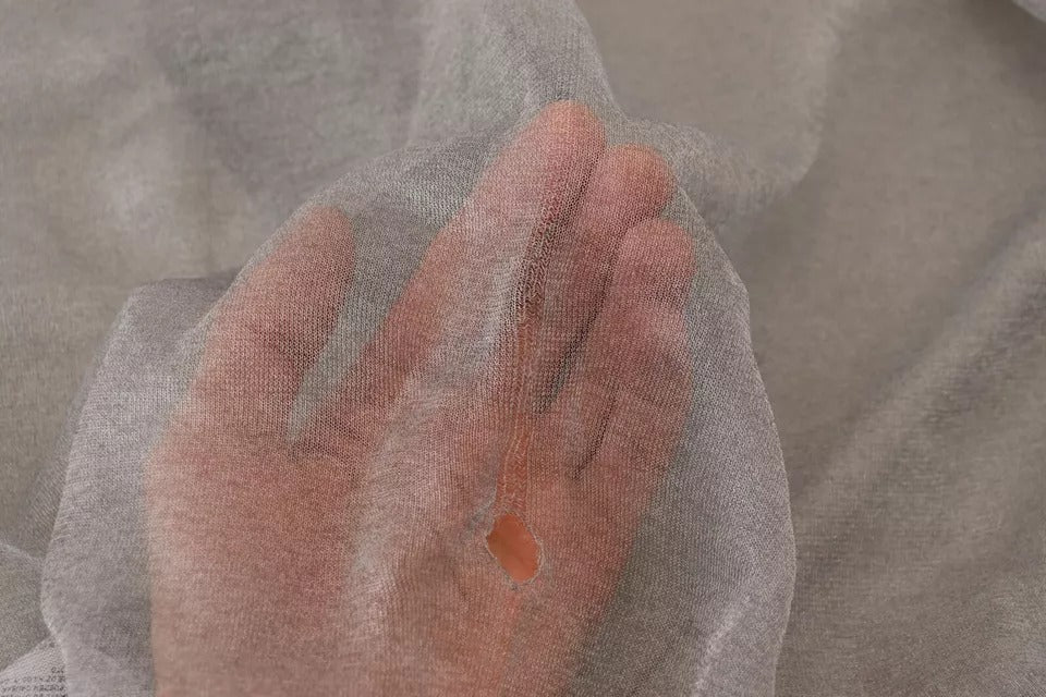 Grauer durchsichtiger Rollkragenpullover