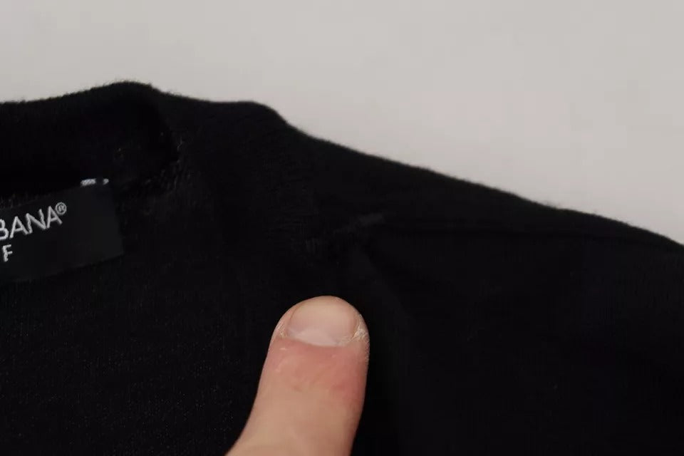 Schwarzer Pullover mit Rundhalsausschnitt und langen Ärmeln