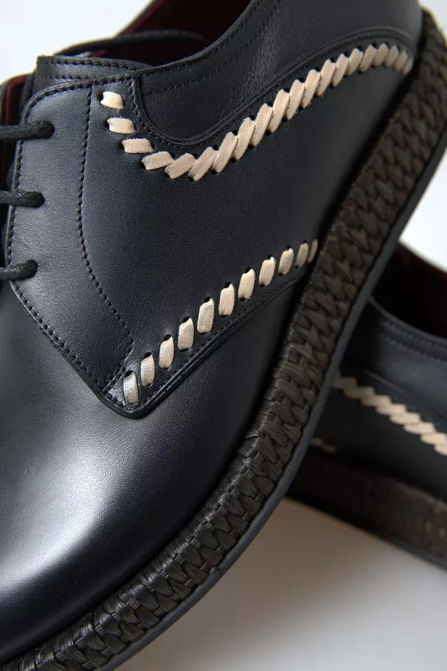 Schwarze Derby-Schuhe aus Leder in Beige
