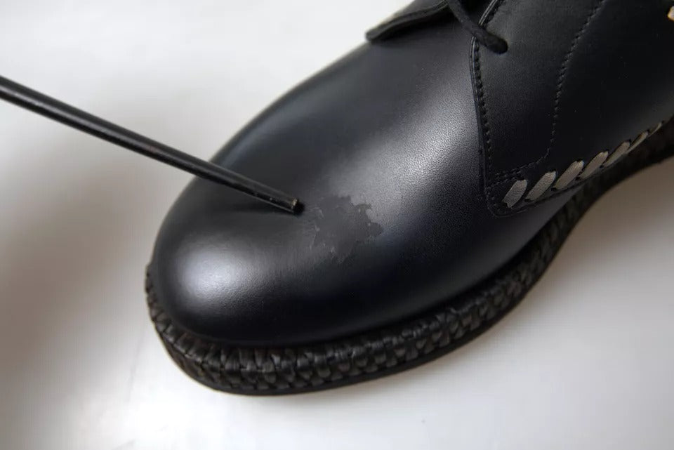 Schwarze Derby-Schuhe aus Leder in Beige